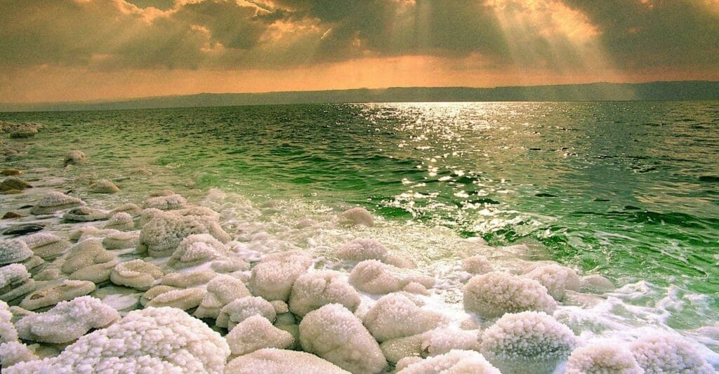 Salzverkrustete Steine am Toten Meer | Jordanien | Vögele Reisen